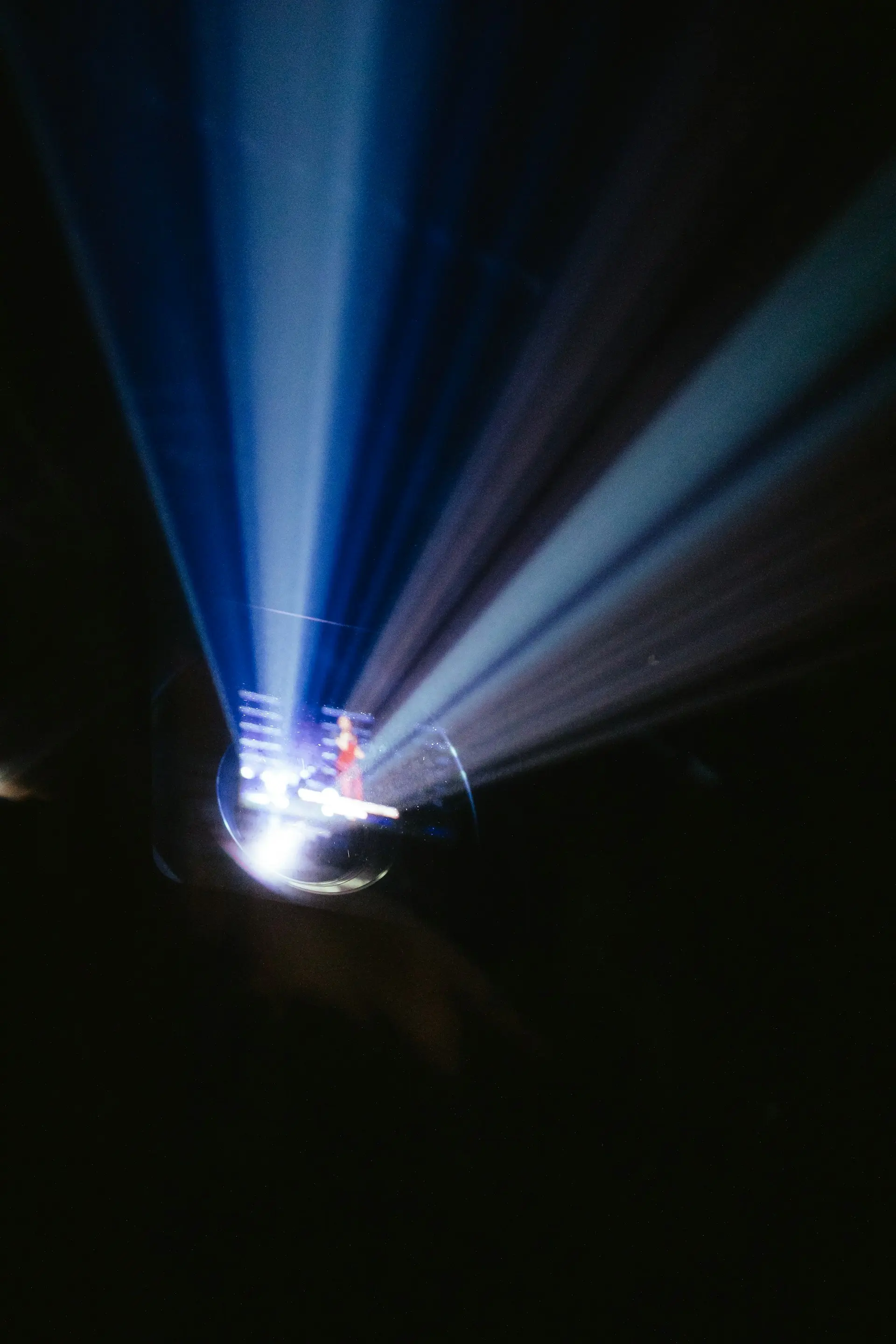 Abstrakt lysdesign med blå laser og scenerøyk for atmosfærisk effekt