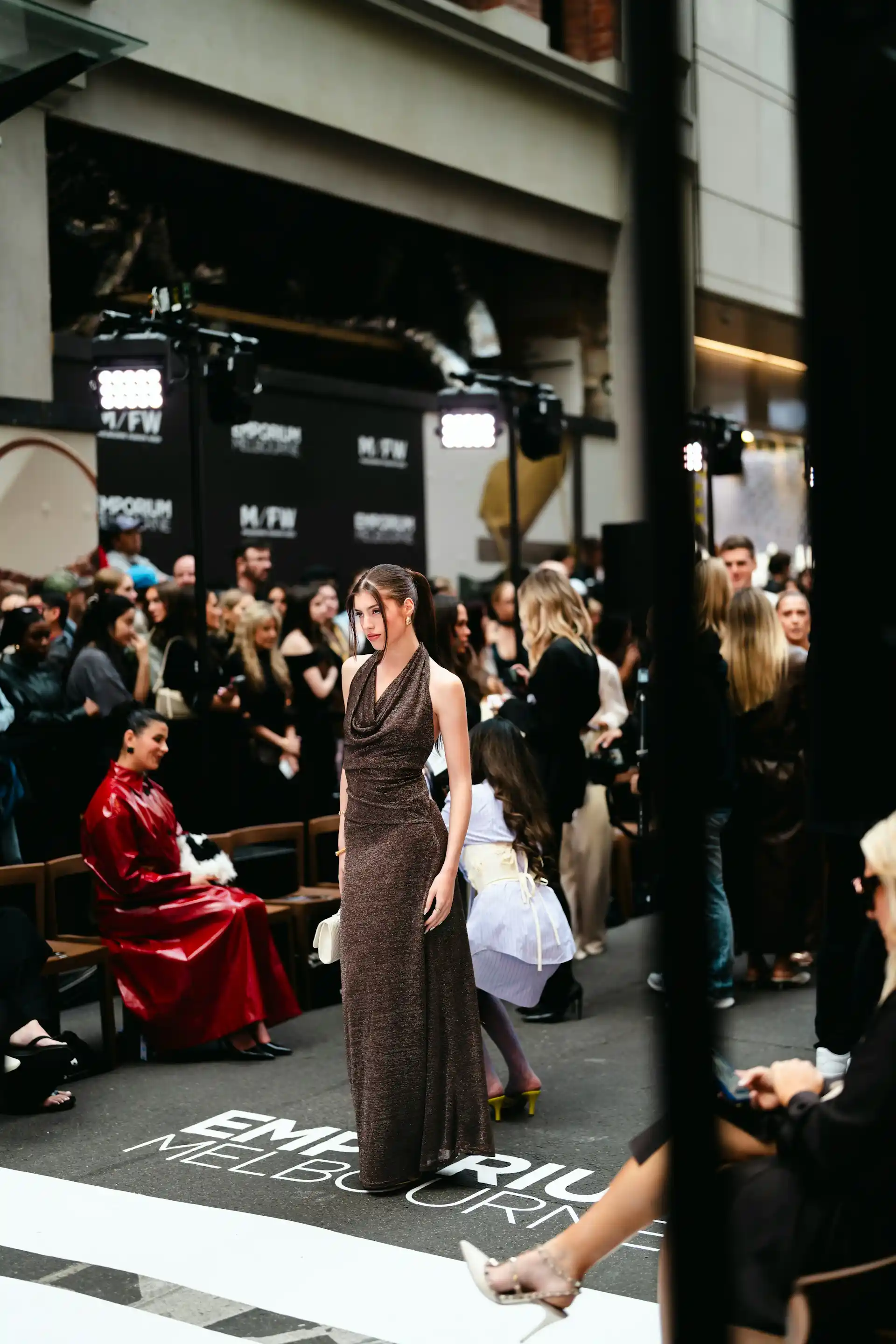 Motevisning på catwalk med dramatisk lyssetting og avant-garde modeller